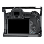 Leofoto EOS R cameracage voor Canon, achteraanzicht van Canon EOS R in cameracage met volledig vrij toegankelijke aansluitingen en knoppen.