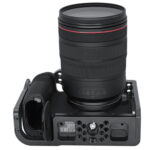 Leofoto EOS R cameracage voor Canon, bovenaanzicht van Canon EOS R met lens in cameracage met Arca-Swiss bodemplaat.