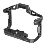 Leofoto EOS R10 cameracage onderaanzicht met 1/4-inch statiefschroef en Arca-Swiss compatibele bodemplaat.
