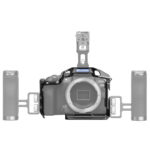 Leofoto EOS R10 cameracage frontaanzicht van Canon EOS R10 body in cameracage met gemarkeerde posities voor optionele handgrepen en top-handle.
