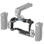 Leofoto EOS R10 cameracage zijaanzicht met cameracage en in grijs getoonde optionele accessoires en grips.