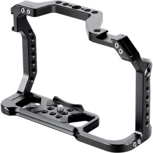 Leofoto EOS R5 cameracage zijaanzicht van de volledig open cameracage met meerdere 1/4-inch montagegaten.