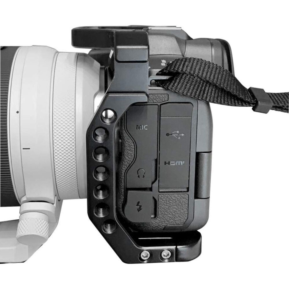 Leofoto EOS R5 cameracage close-up zijaanzicht met gemonteerde Canon EOS R5 en lens, alle aansluitingen vrij toegankelijk.