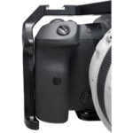 Leofoto EOS R5 cameracage rechterzijaanzicht met camera in cage en rij montagegaten voor accessoires.