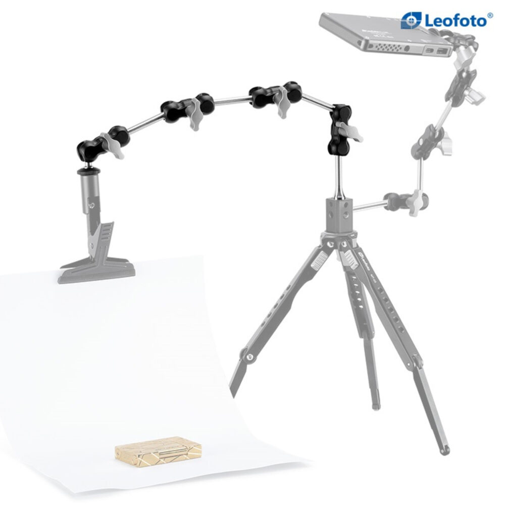 Leofoto AM-1TXL multi-scharnierende arm gemonteerd op statief en tafelklem als gebogen arm voor accessoires in studiosetup.