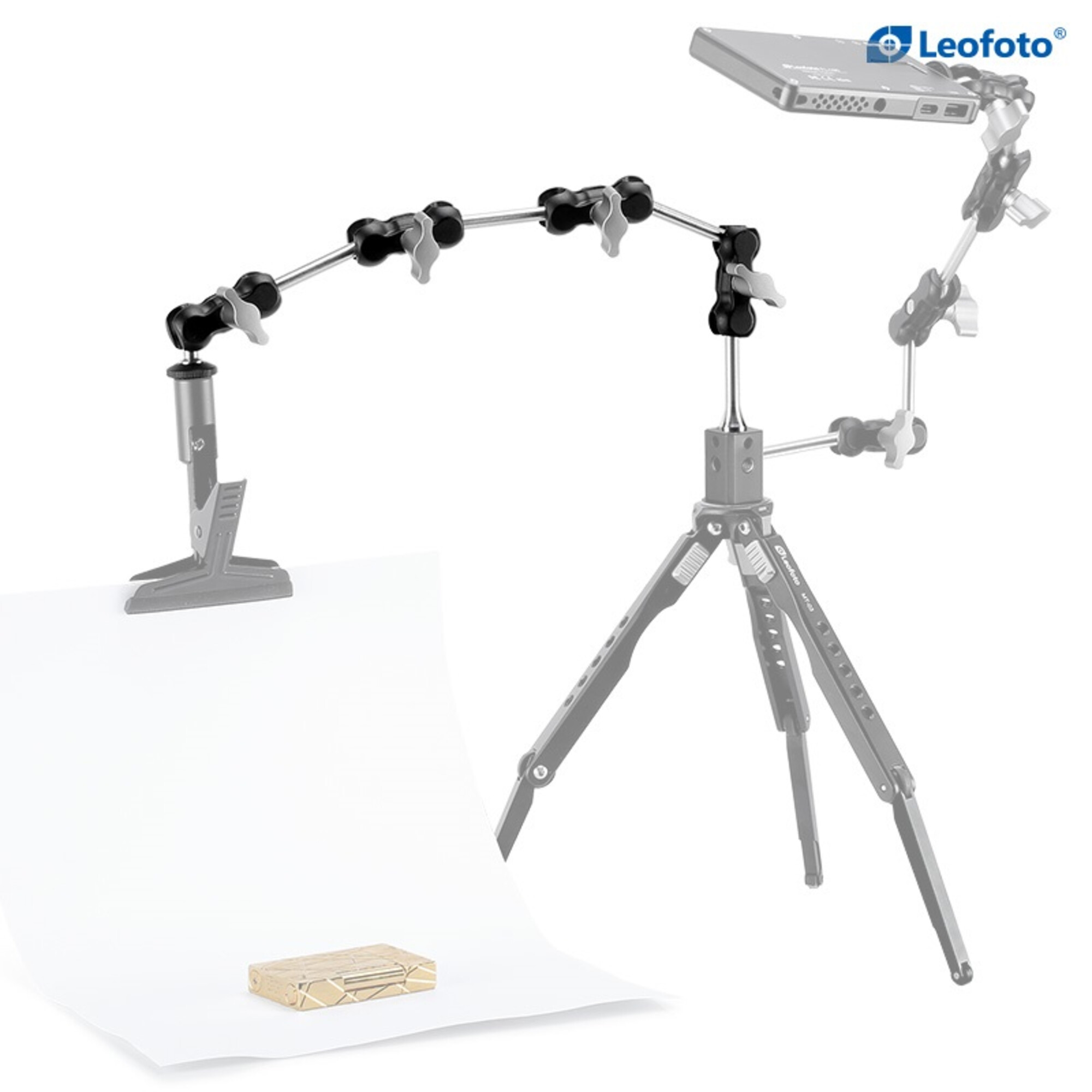 Leofoto AM-1TXL multi-scharnierende arm gemonteerd op statief en tafelklem als gebogen arm voor accessoires in studiosetup.