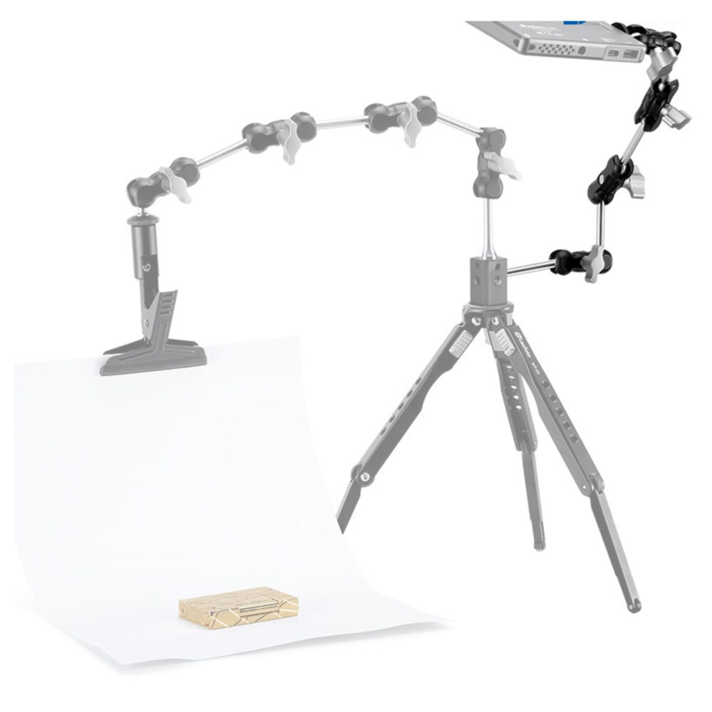 Leofoto AM-1XL multi-scharnierende arm gemonteerd op statief en tafelklem als gebogen arm voor het positioneren van accessoires boven een product.