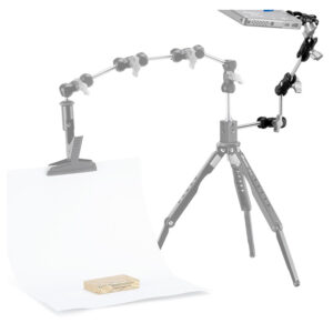 Leofoto AM-1XL multi-scharnierende arm gemonteerd op statief en tafelklem als gebogen arm voor het positioneren van accessoires boven een product.