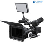 Leofoto AM-5 Scharnierende Arm gebruikt op videocamera-rig met gemonteerde monitor en microfoon.