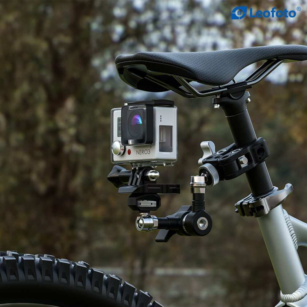 Leofoto AM-5 Scharnierende Arm bevestigd aan reling met GoPro actioncam in buitenomgeving.