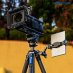 Leofoto AM-5 Scharnierende Arm op statief met camera en LED-paneel voor video-opstelling.