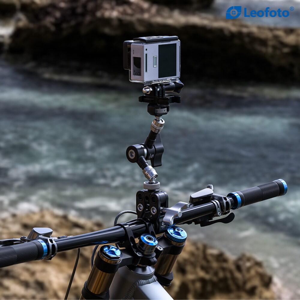 Leofoto AM-5 Scharnierende Arm laag bij de rivier gemonteerd met actioncam op statiefkop.