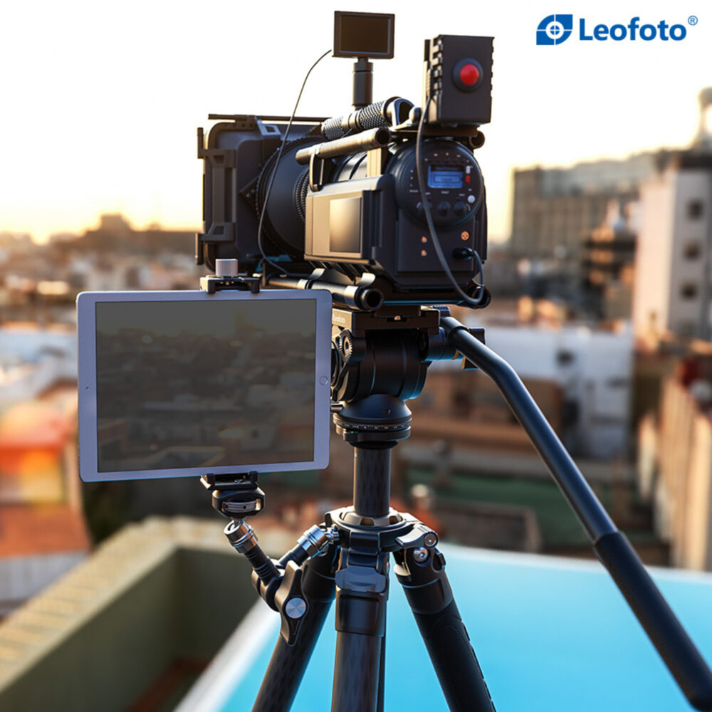 Leofoto AM-5 Scharnierende Arm tweede opname van camerariq met monitor bevestigd via de arm.