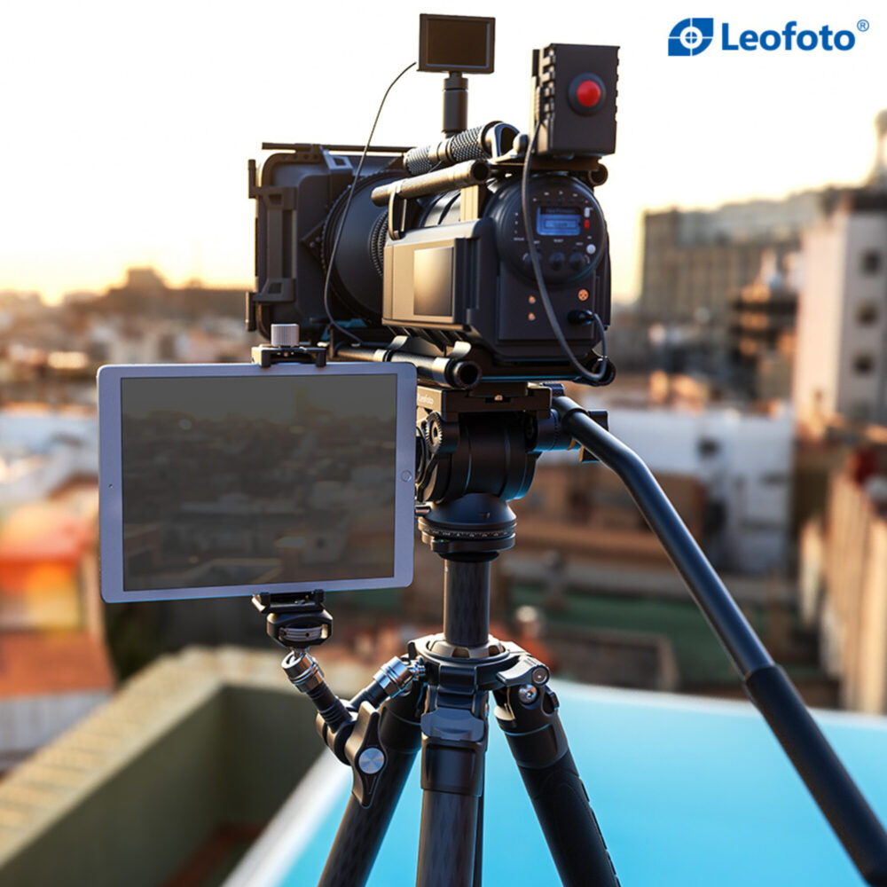 Leofoto AM-5 Scharnierende Arm in gebruik op statief met camera en groot extern beeldscherm.