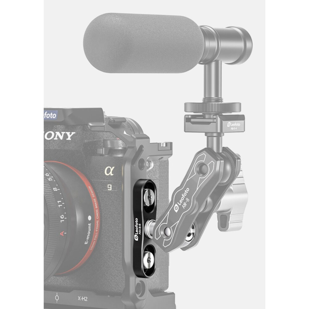 Leofoto AM-8-8 scharnierende arm gemonteerd op cameracage met microfoon en arm als bevestigingssysteem voor accessoires.