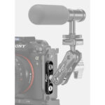 Leofoto AM-8-8 scharnierende arm gemonteerd op cameracage met microfoon en arm als bevestigingssysteem voor accessoires.