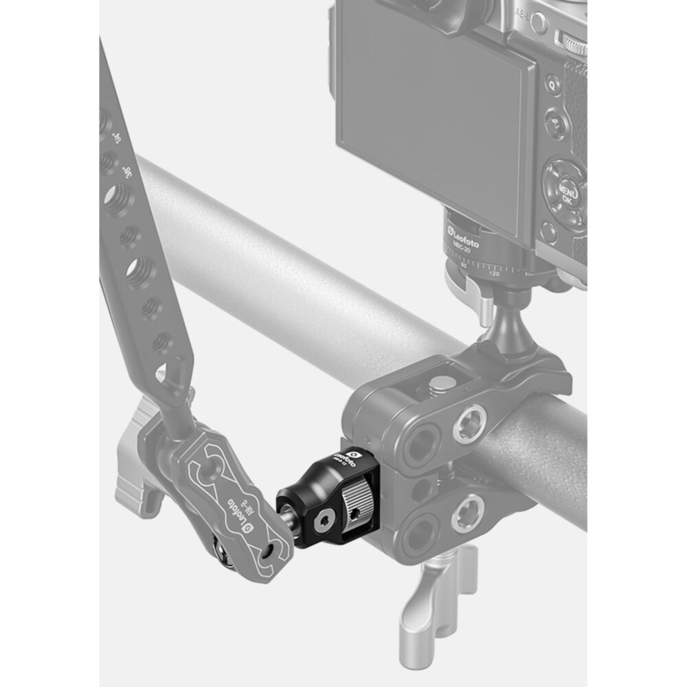 Leofoto AM‑8‑12 scharnierende arm gemonteerd aan buisklem als verbinding naar accessoire op rig.