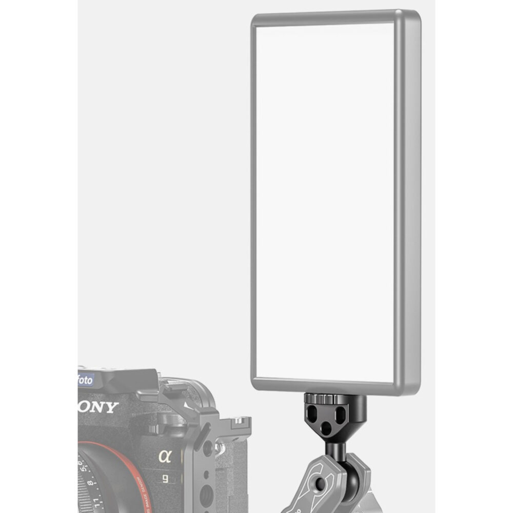 Leofoto AM‑8‑13 scharnierende arm gebruikt om een rechthoekig led-paneel bovenop een camera te monteren.