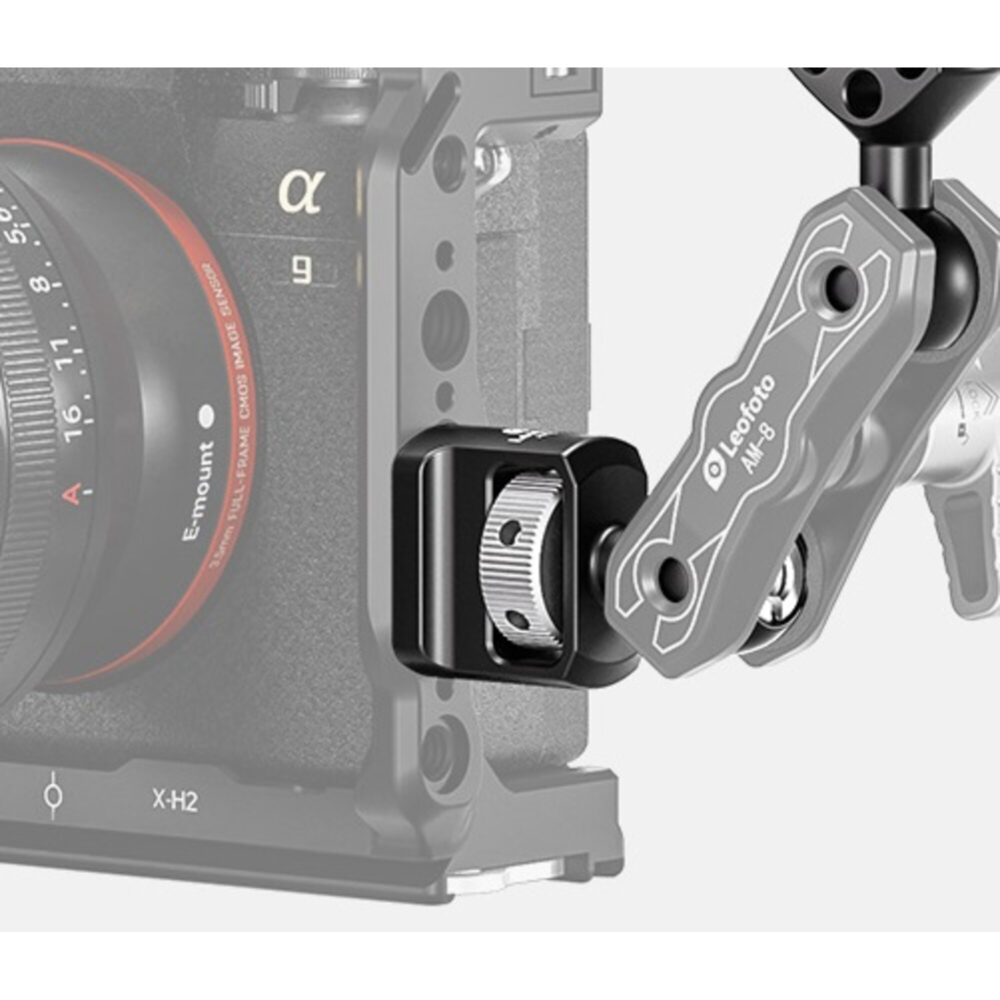 Leofoto AM-8-14 scharnierende arm gemonteerd aan zijkant van camera rig als verbinding tussen cage en AM-8 arm.