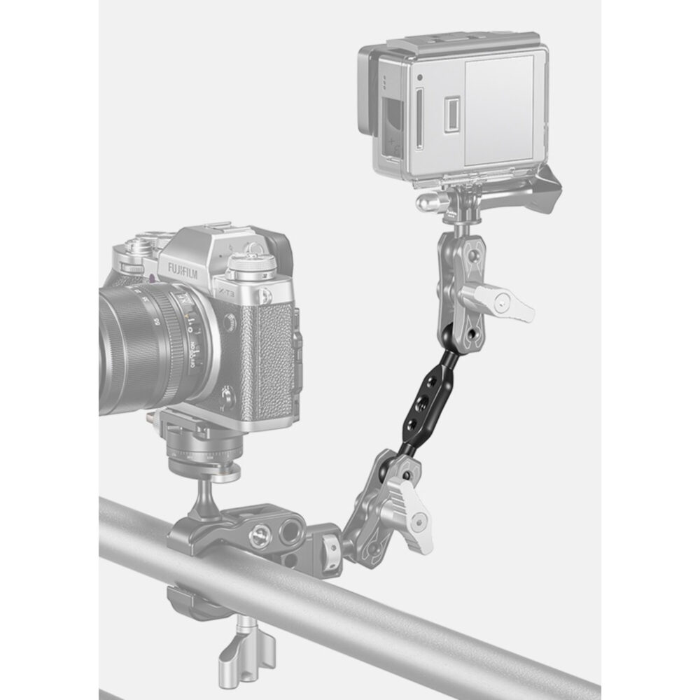 Leofoto AM-8-2 scharnierende arm gebruikt tussen buisklem en cameramonitor als compacte montageoplossing.