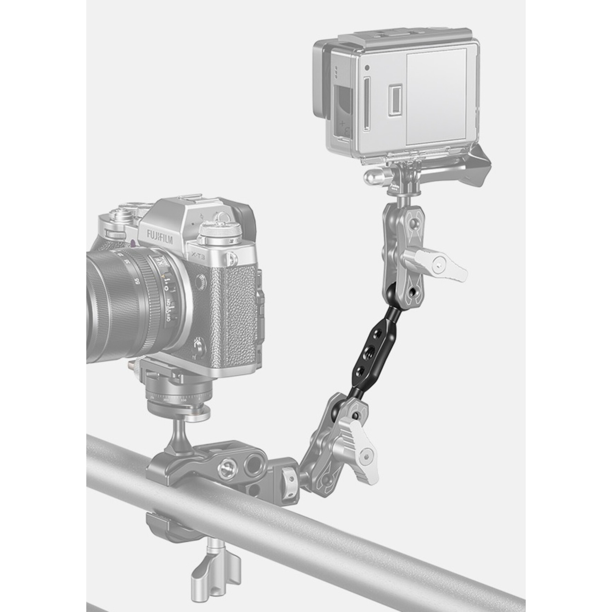 Leofoto AM-8-2 scharnierende arm gebruikt tussen buisklem en cameramonitor als compacte montageoplossing.