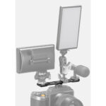 Leofoto AM-8-3 scharnierende arm gemonteerd op camera met monitor, microfoon en ledlamp als dubbele accessoirehouder.
