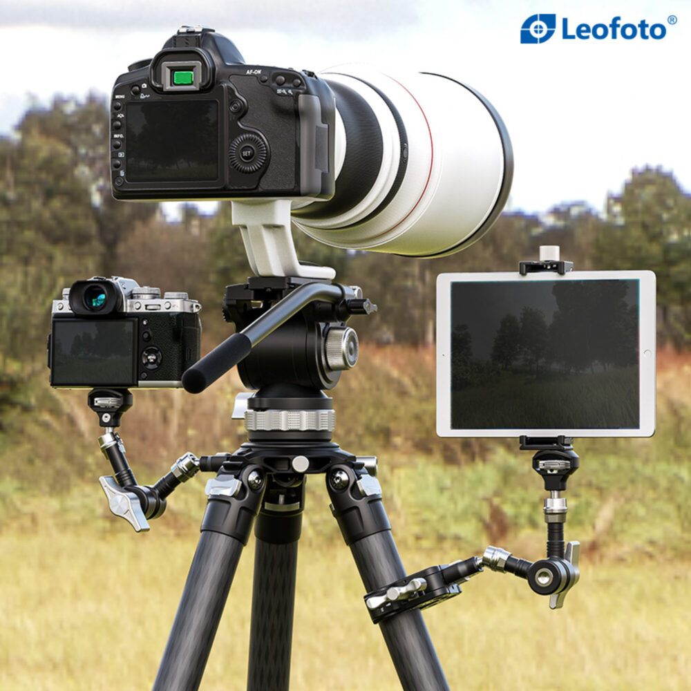 Leofoto AM-5 scharnierende arm praktijkvoorbeeld op statief met camera, telelens en gemonteerde monitor.