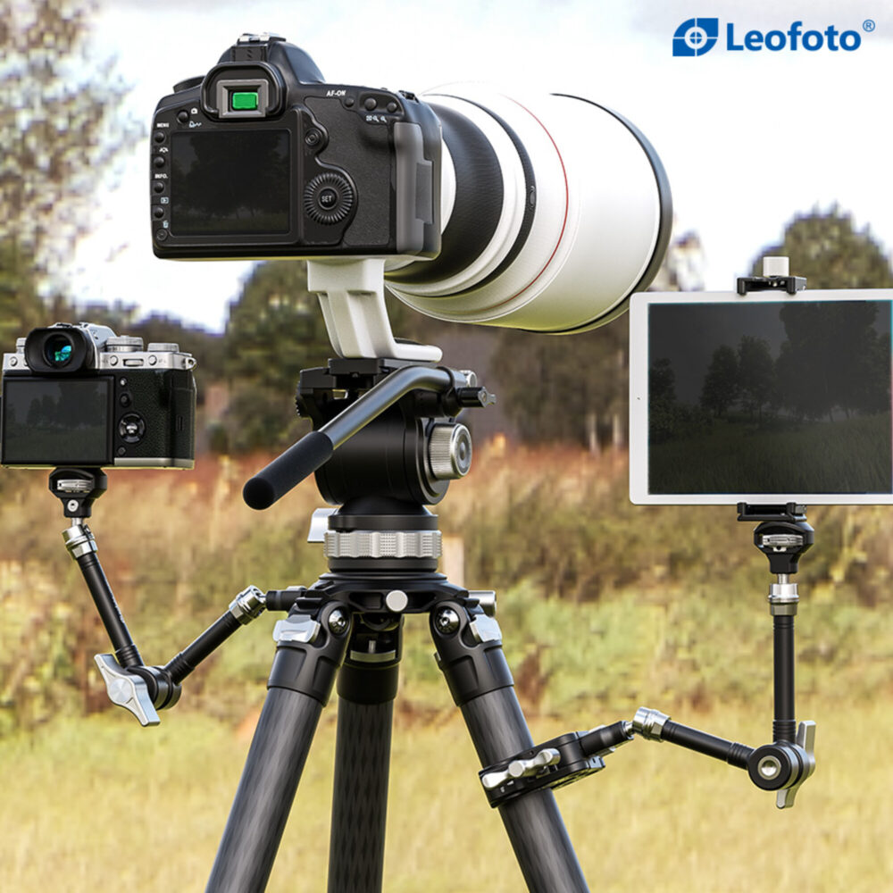 Leofoto AM-6 KIT Scharnierende Arm gemonteerd op statief met camera, telelens en extra monitor in het veld