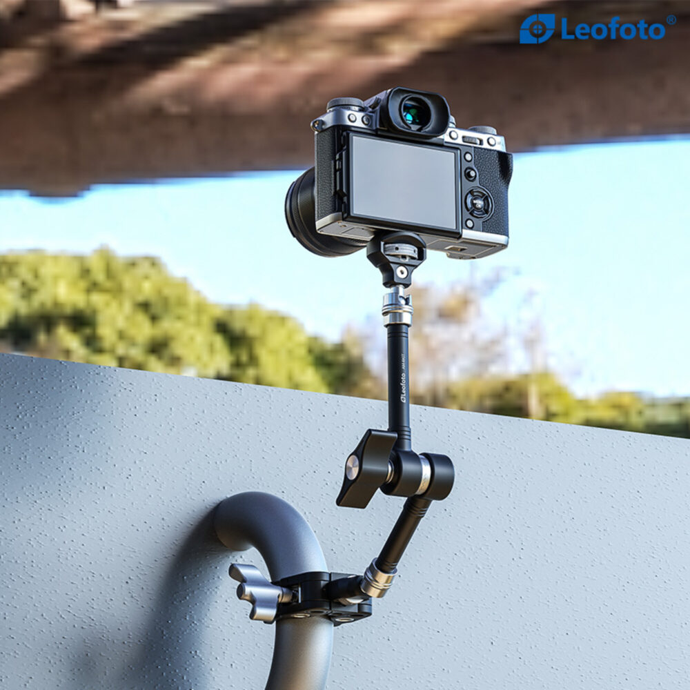 Leofoto AM-6 KIT Scharnierende Arm bevestigd aan reling met actiecamera gericht op rivierlandschap