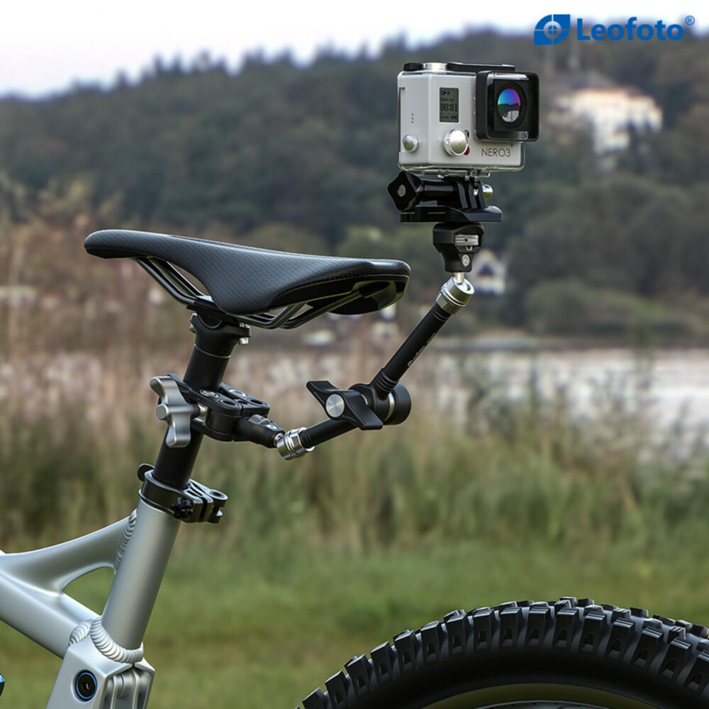 Leofoto AM-6 KIT Scharnierende Arm gemonteerd aan fietszadelpen met actiecamera voor opnamen achter de fiets