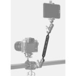 Leofoto AM‑8‑1 scharnierende lange arm in gebruik tussen buisklem en cameramonitor als flexibele montagemogelijkheid.