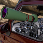 Leofoto WN-01+SW-02 Raamstatief op autoraam gemonteerd met grote groene spotting scope gericht op het landschap
