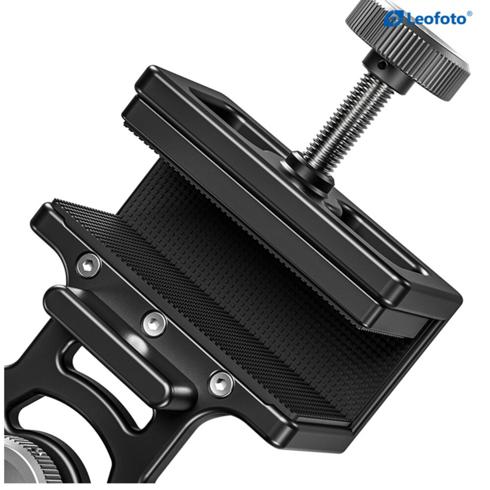 Leofoto WN-02 Raamstatief close-up van rubber gevoerde klemplaten die stevig om een rand geklemd zijn.