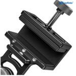 Leofoto WN-02 Raamstatief close-up van rubber gevoerde klemplaten die stevig om een rand geklemd zijn.