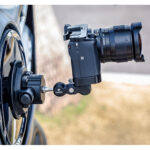 Leofoto SC-02 Statief Zuignap bevestigd op fietswiel met kogelarm en systeemcamera voor dynamische rijfoto’s