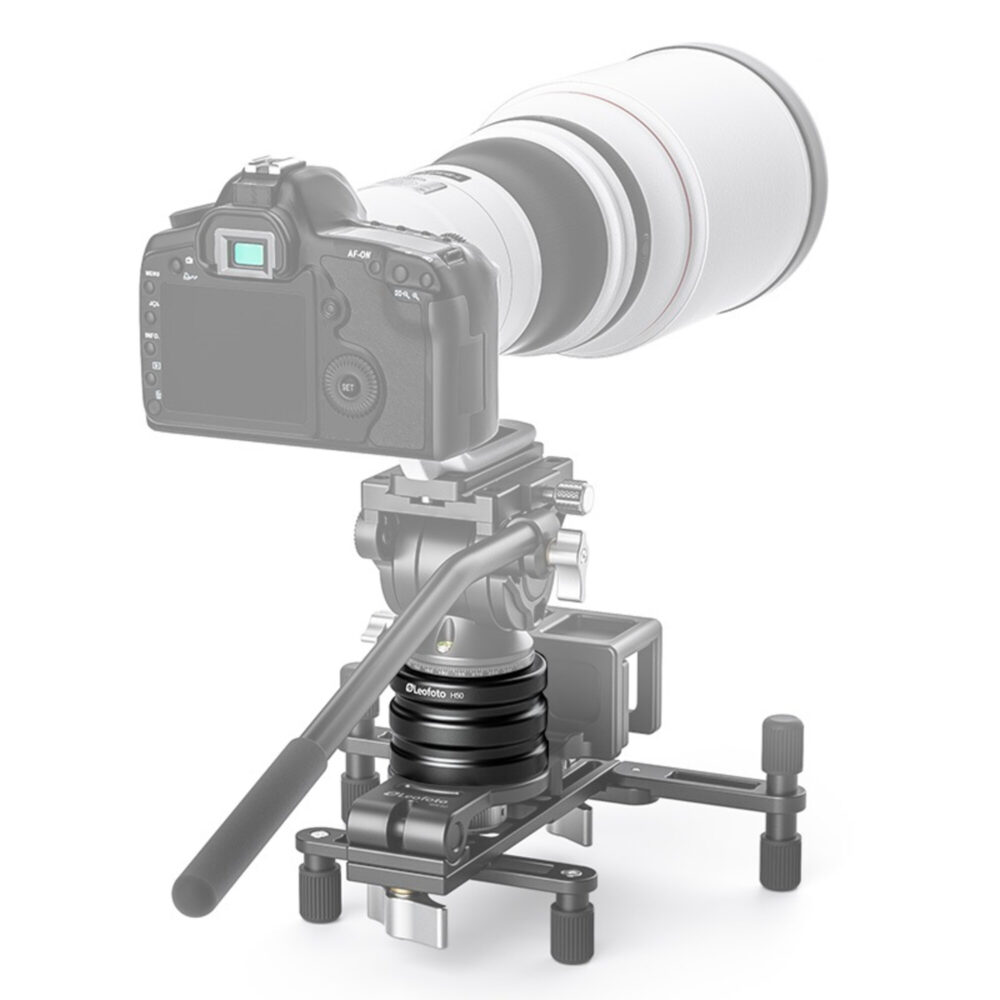 Leofoto H50 Statief Hoogteadapter in gebruik onder een DSLR met groot teleobjectief op videoslider voor verhoogde opstelling.