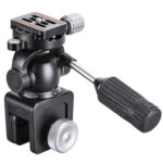 Leofoto WN-01+SW-01 Raamstatief zijaanzicht van SW-01 2-wegeneiger met Arca-Swiss snelkoppeling en waterpas op WN-01 raamklem
