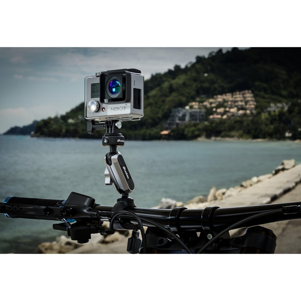 Leofoto LAC-02 stuurklemstatief actioncam gemonteerd op fietsstuur aan het water voor landschapsopnamen