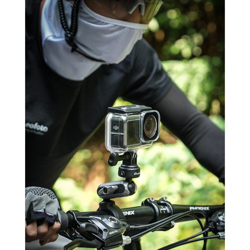 Leofoto LAC-02 stuurklemstatief actioncam gemonteerd op fietsstuur aan het water voor landschapsopnamen
