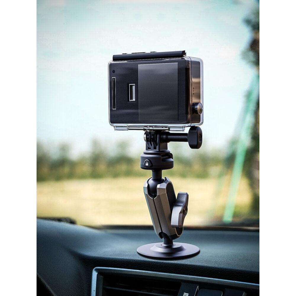 Leofoto LAC-03 Plakhouder actioncam gemonteerd op dashboard via kleefbasis voor rijopnamen