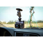 Leofoto LAC-03 Plakhouder systeemcamera op autodashboard bevestigd met plakhouder en kogelarm