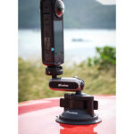 Leofoto LAC-04 Zuighouder lange actioncam verticaal gemonteerd op zuignap op autodak bij water