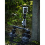 Leofoto LAC-05 zuigstatief actioncam verticaal gemonteerd op autoruit in buitenomgeving