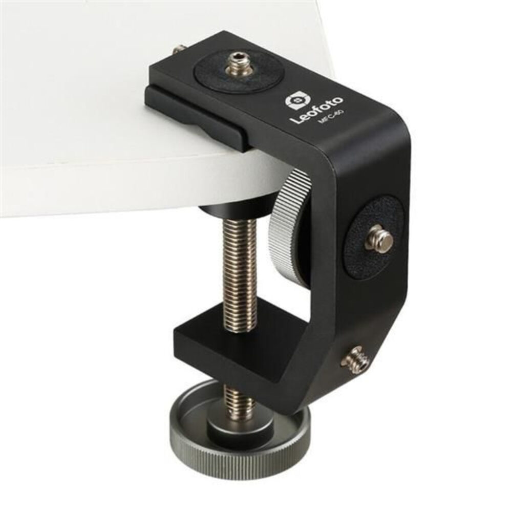Leofoto MFC-60 klemstatief vastgeklemd aan witte tafelrand met bovenop cameramontageplaat