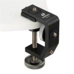 Leofoto-MFC-60-clamp-tripod-2 Leofoto MFC-60 klemstatief vastgeklemd aan witte tafelrand met bovenop cameramontageplaat