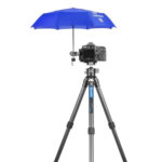 Leofoto UC-04 Buisklem Statief gemonteerd op statief met camera en blauwe paraplu als weerbescherming boven de set.