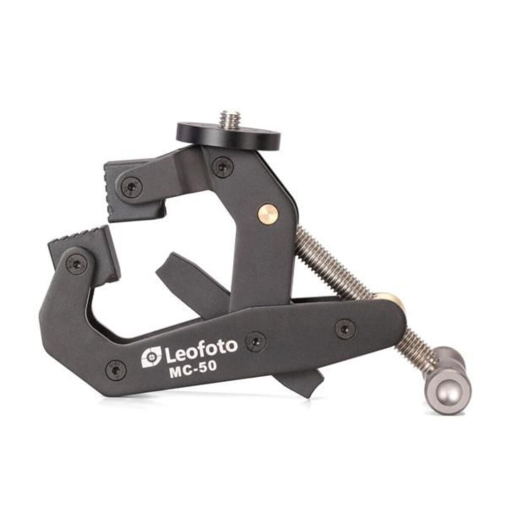 Leofoto MC-50 Klemstatief zijaanzicht van zwarte aluminium multifunctionele klem met 1/4-inch cameraskroef en lange stelschroef.