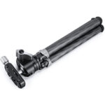 Leofoto MT-02C+LH-22 Tafelstatief liggend ingeklapt met zicht op carbon poten en kogelkop.