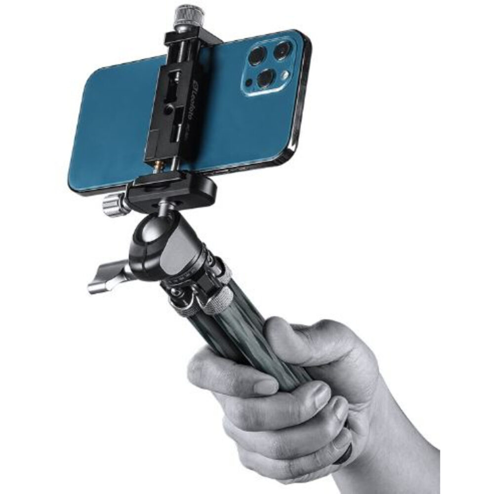 Leofoto MT-02C+LH-22 Tafelstatief handheld gebruikt als mini-grip met smartphonehouder gemonteerd.