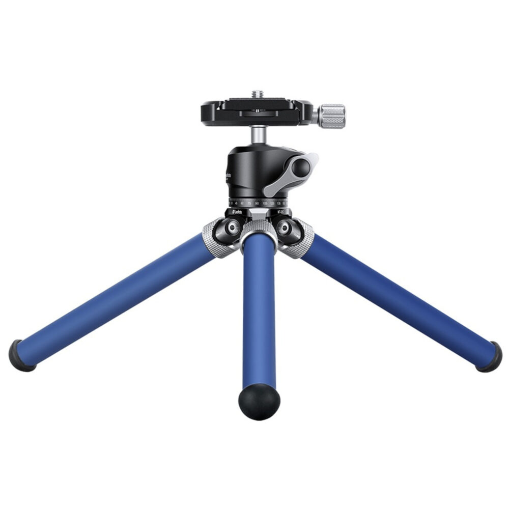 Leofoto MT-02C+LH-22 Tafelstatief blauw laag opgesteld met wijd gespreide poten en LH-22 kogelkop.